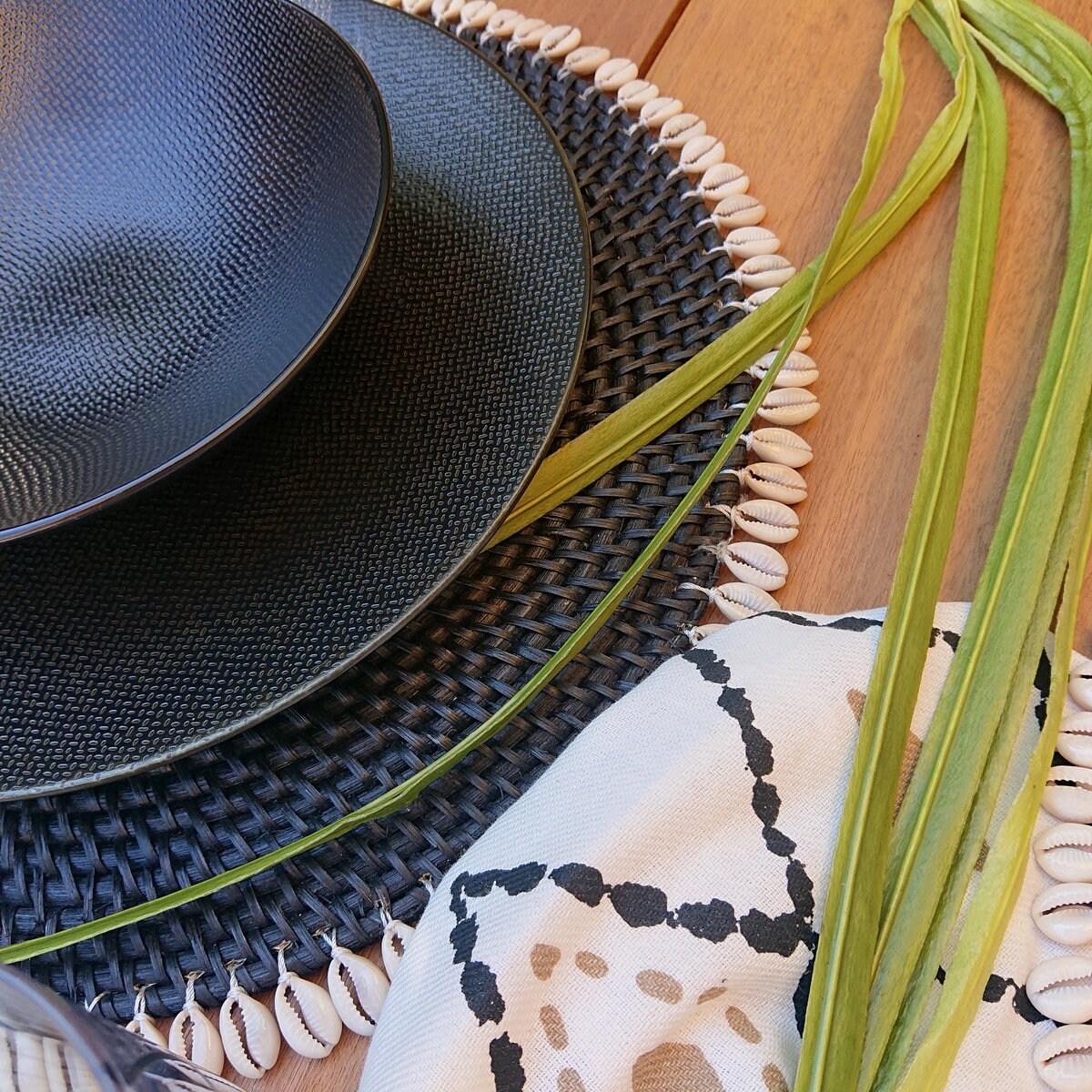 Mantel Individual "Cara" Negro Envejecido con Conchas