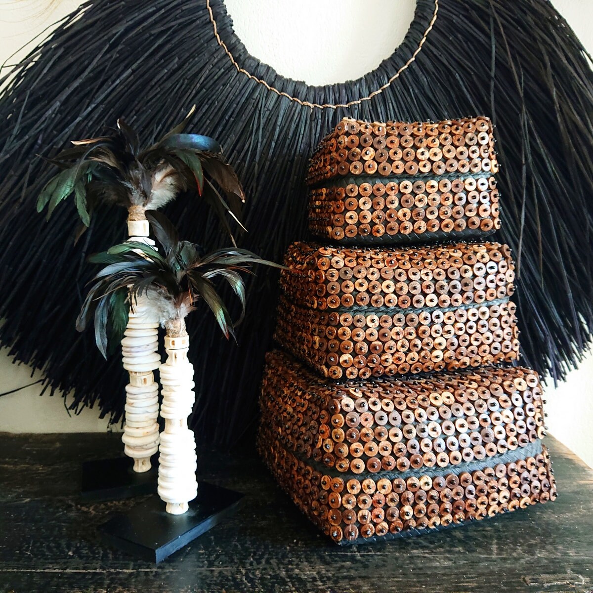 Statue aus Muscheln und Federn