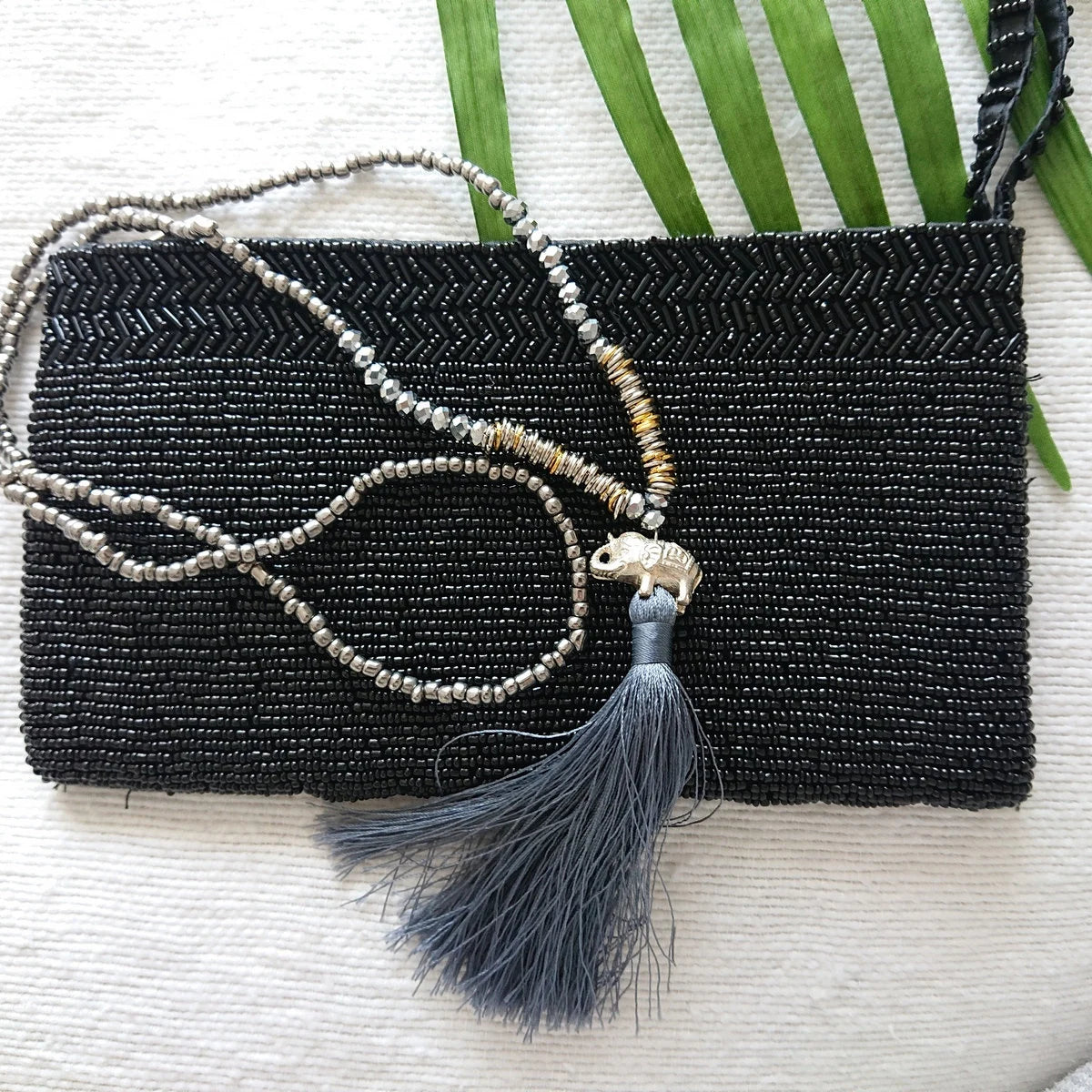 Clutch Negro de Cuentas de Vidrio - Colección Lola