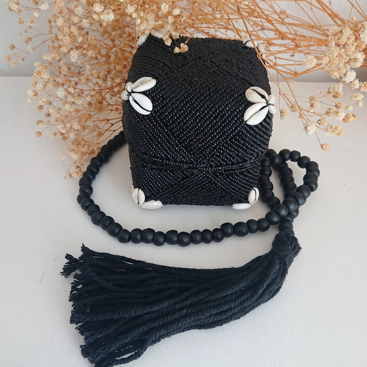 Scatola di bambù e perle di vetro nero 🌿🐚