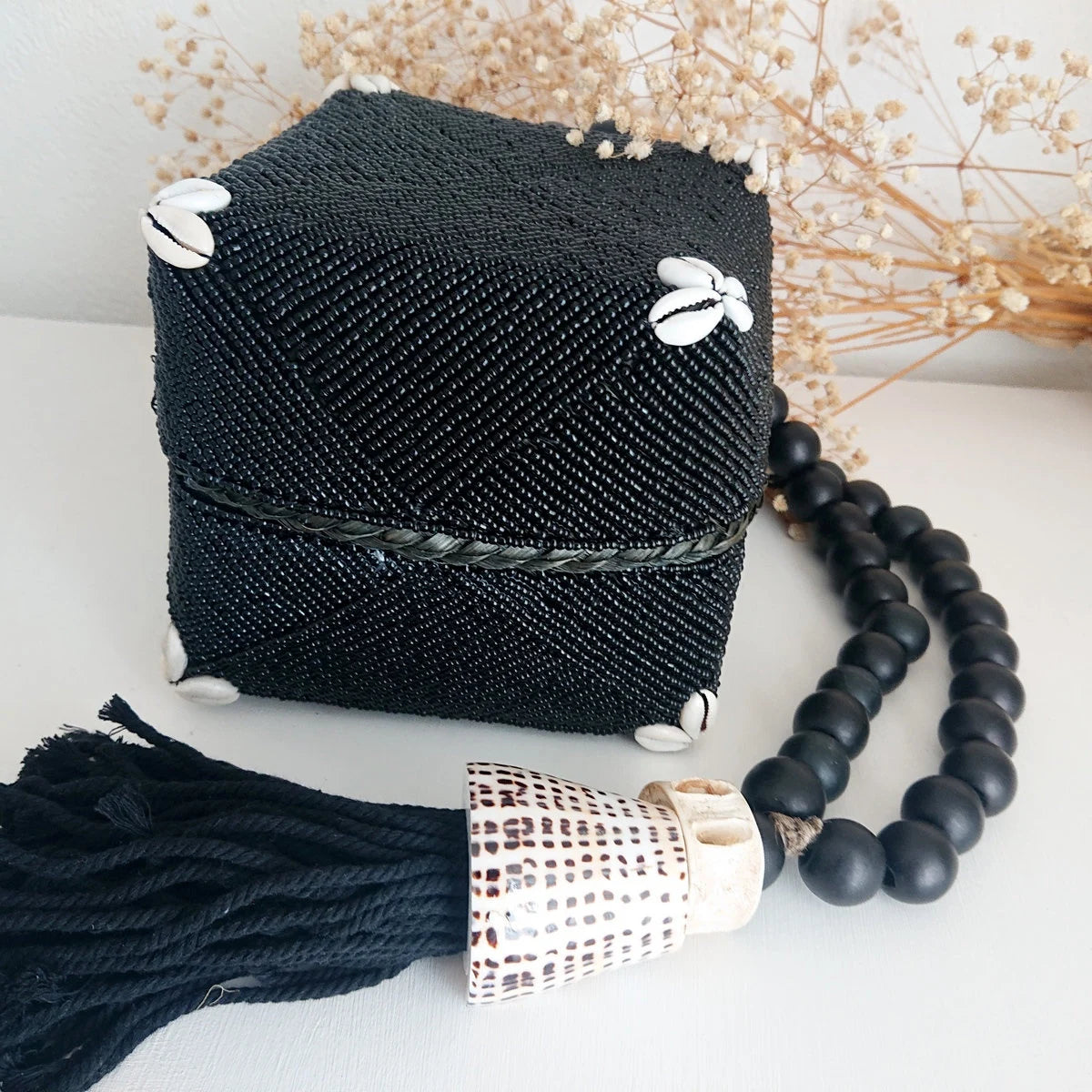 Scatola di bambù e perle di vetro nero 🌿🐚