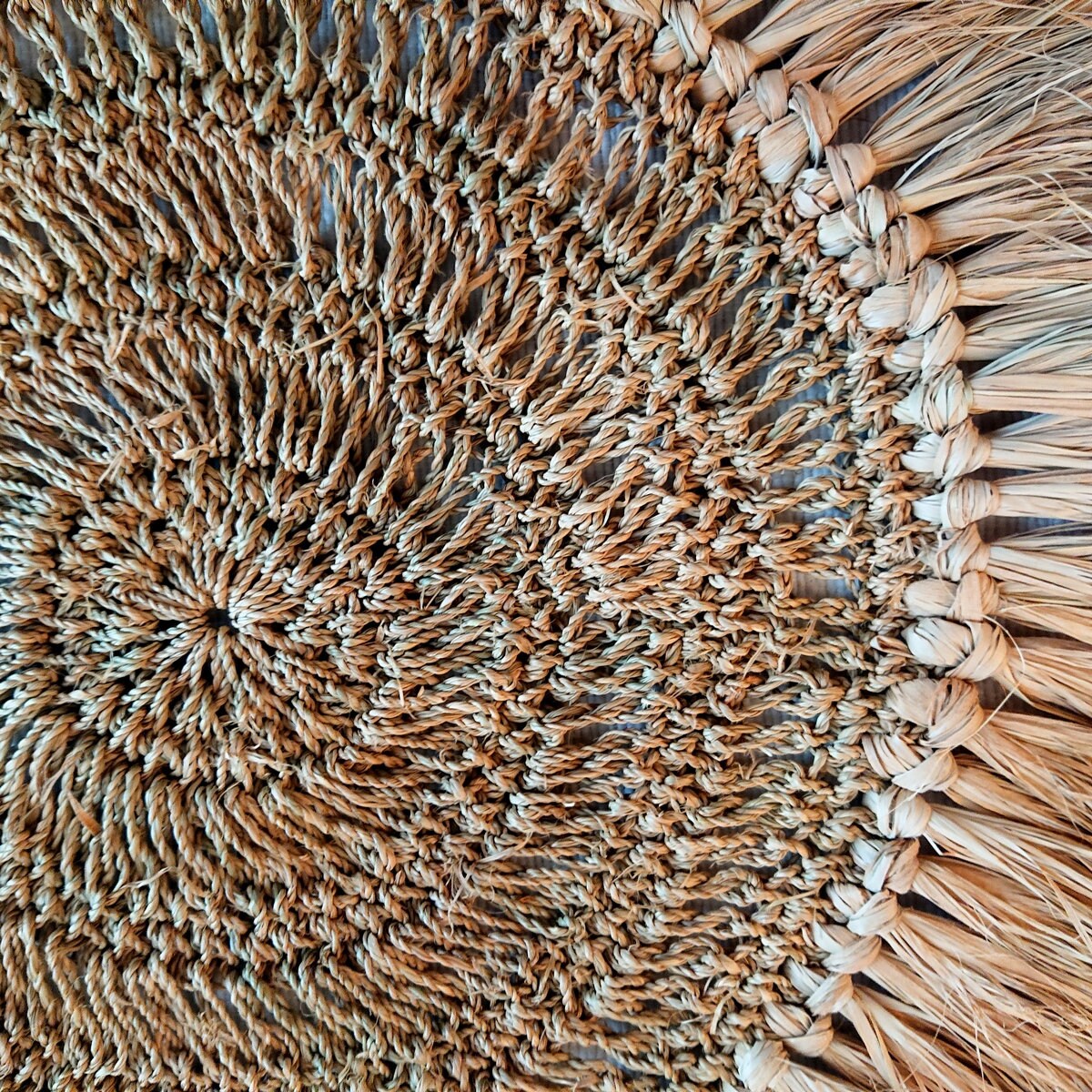 Natürliches Tischset mit Bastfransen D 45cm