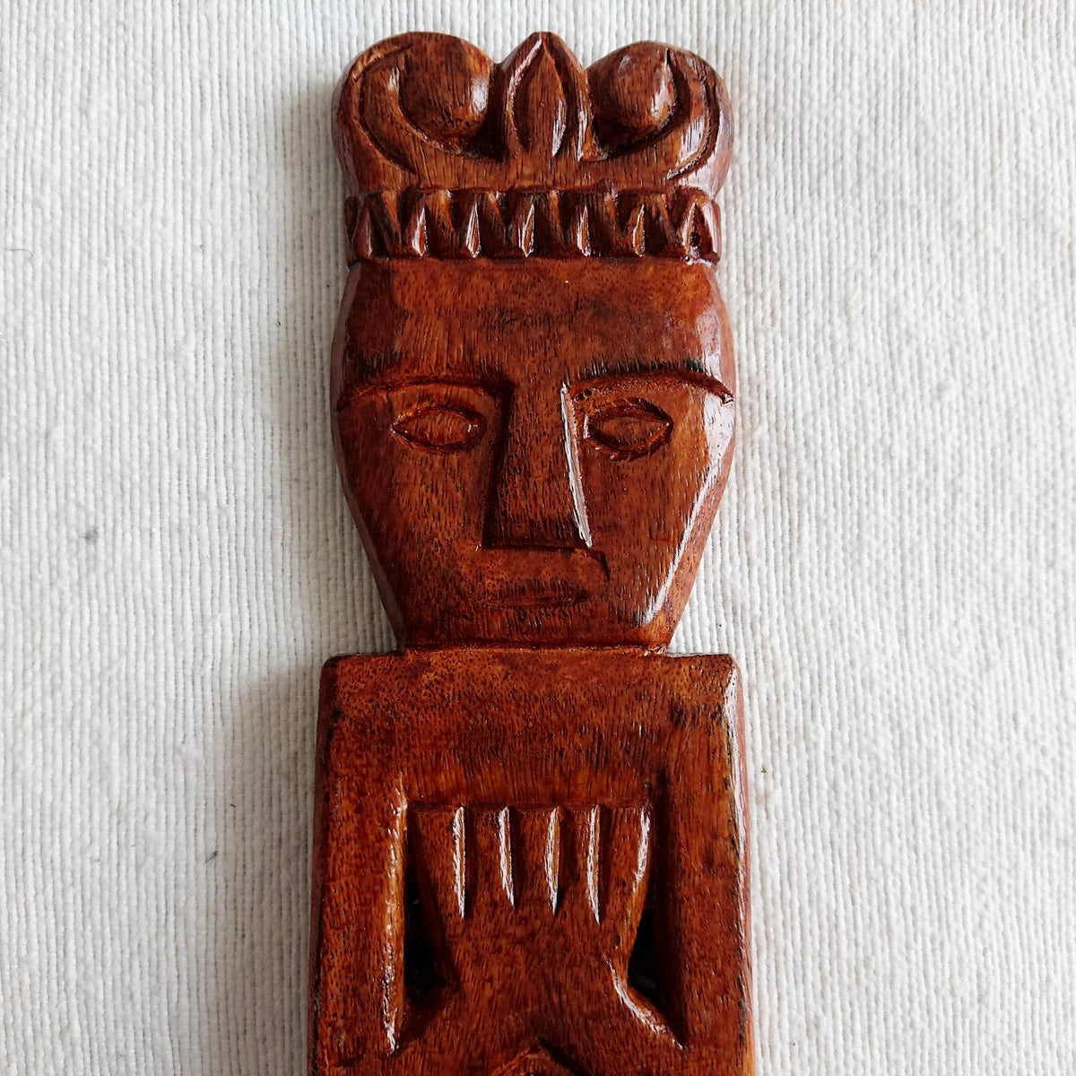 Estatua decorativa de madera tallada