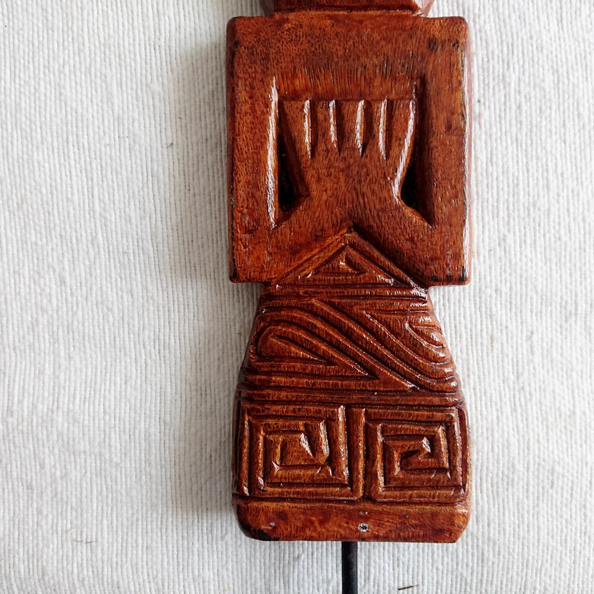 Estatua decorativa de madera tallada
