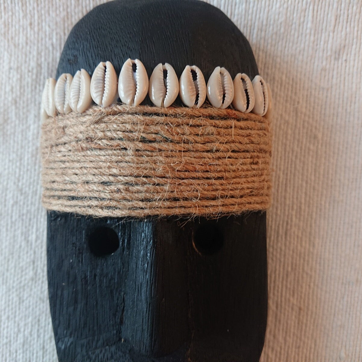 Máscara decorativa de madera negra