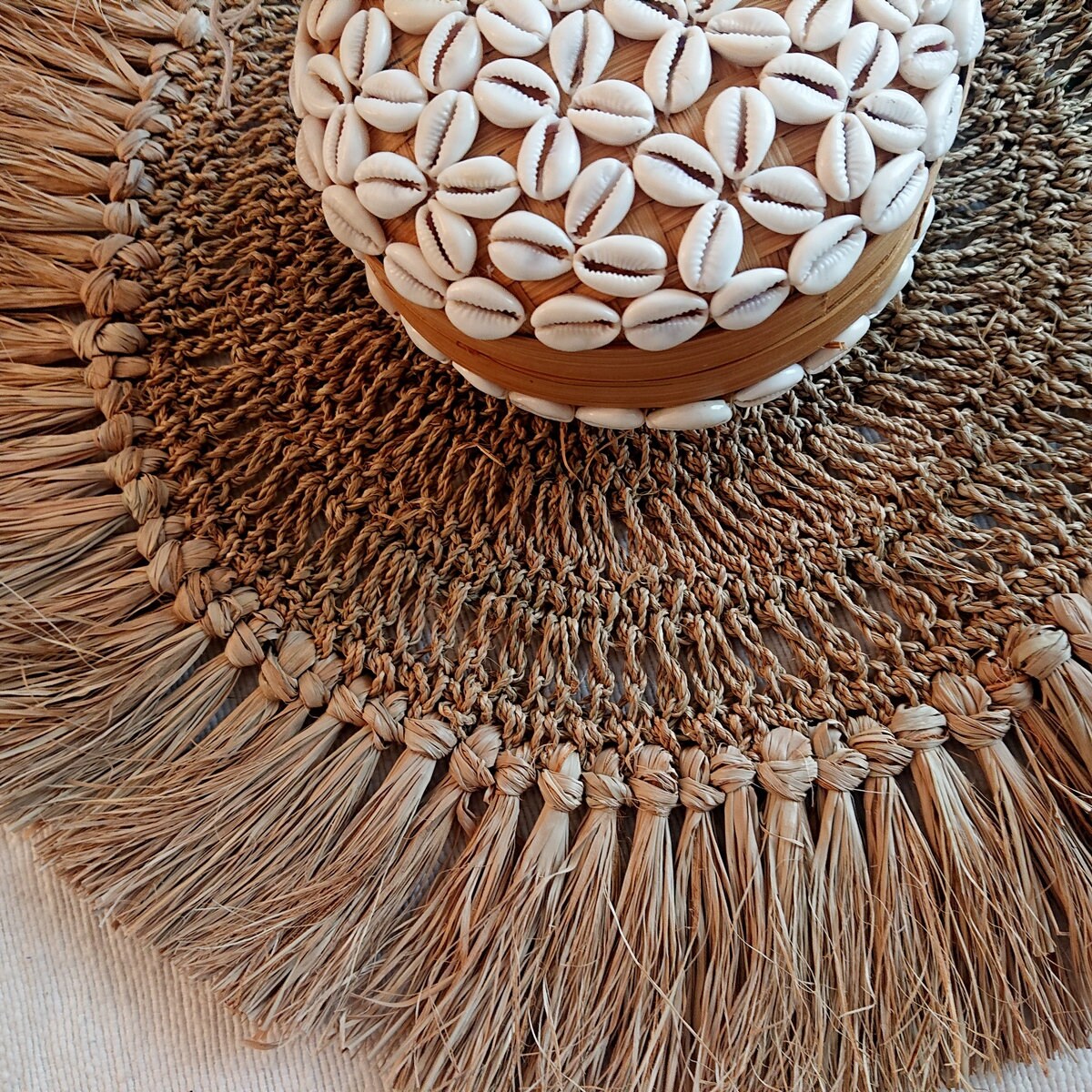 Natürliches Tischset mit Bastfransen D 45cm