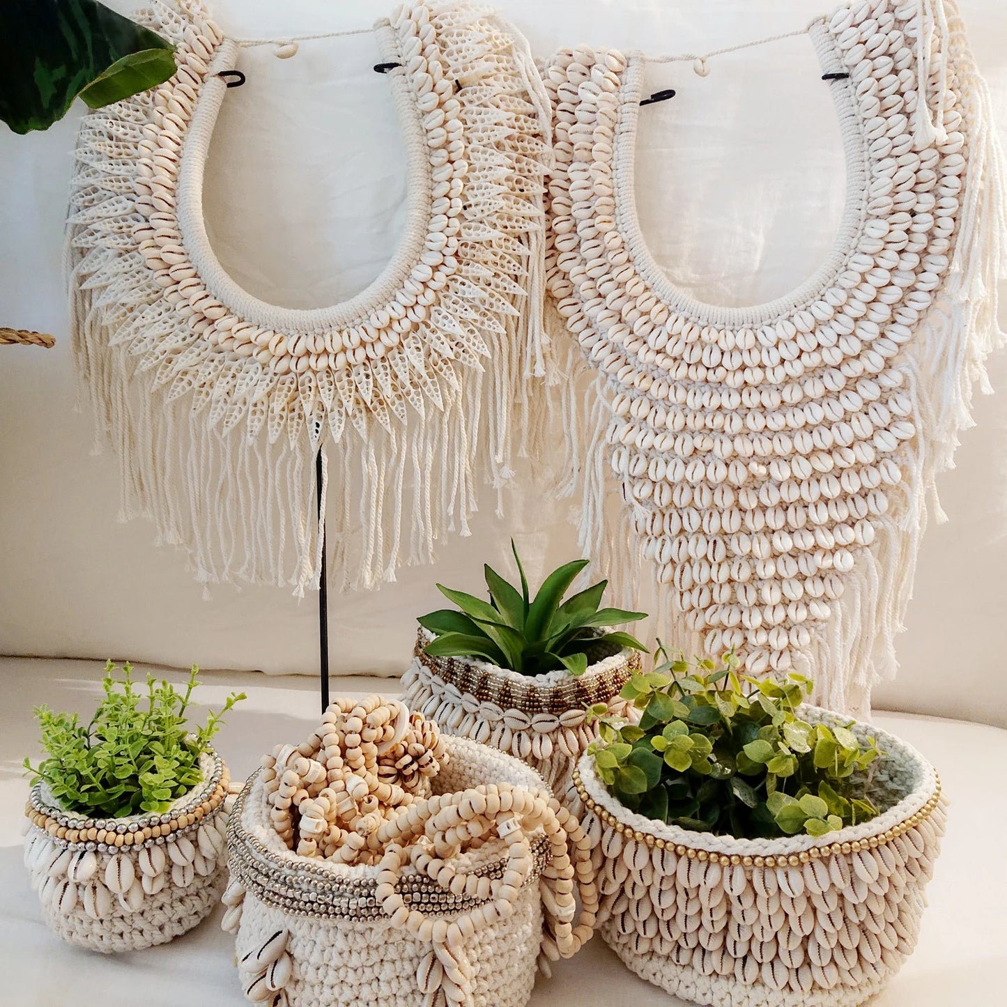 Längliche dekorative Halskette aus Makramee und Muscheln
