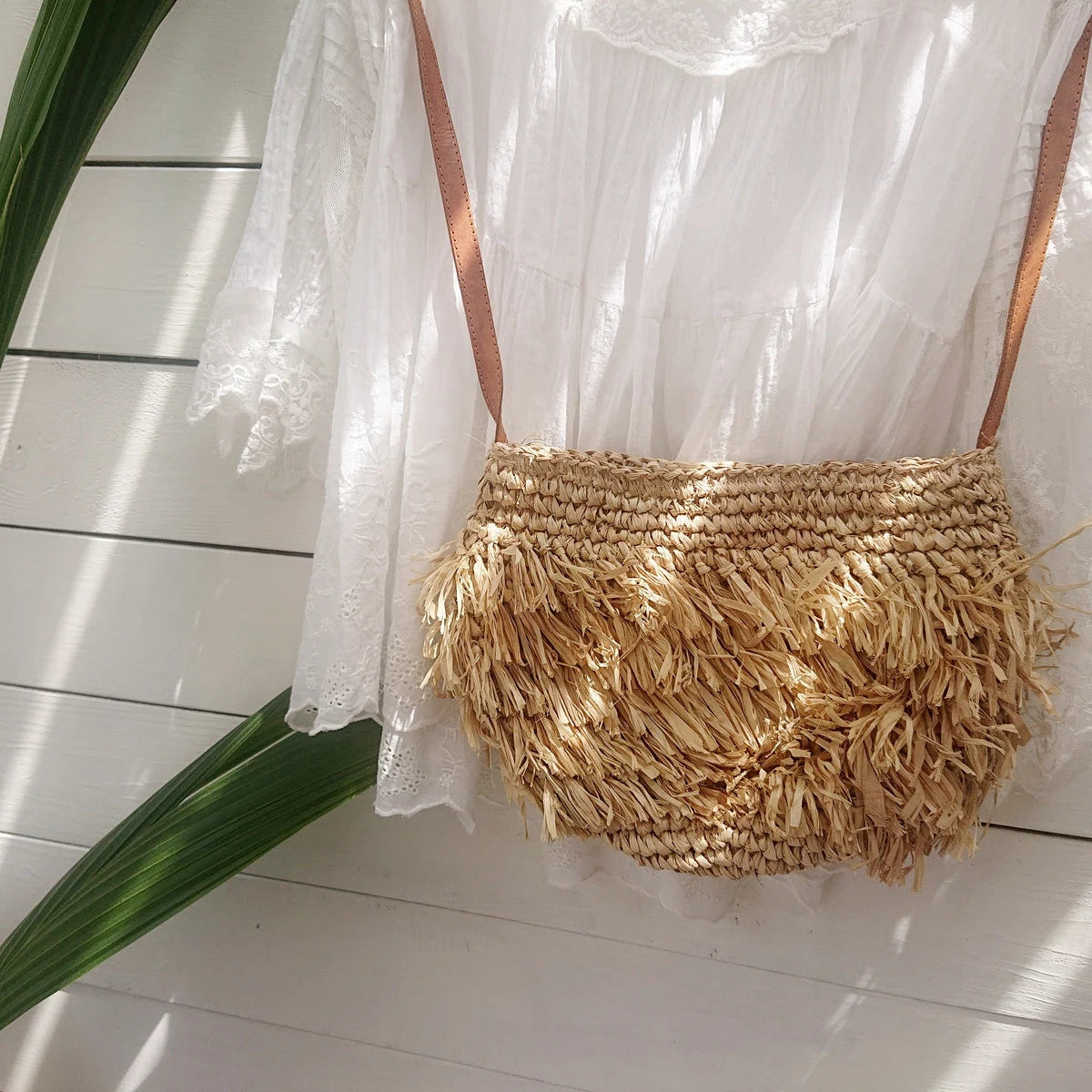Clutch de Rafia con Flecos y Asa de Cuero - Colección Betty