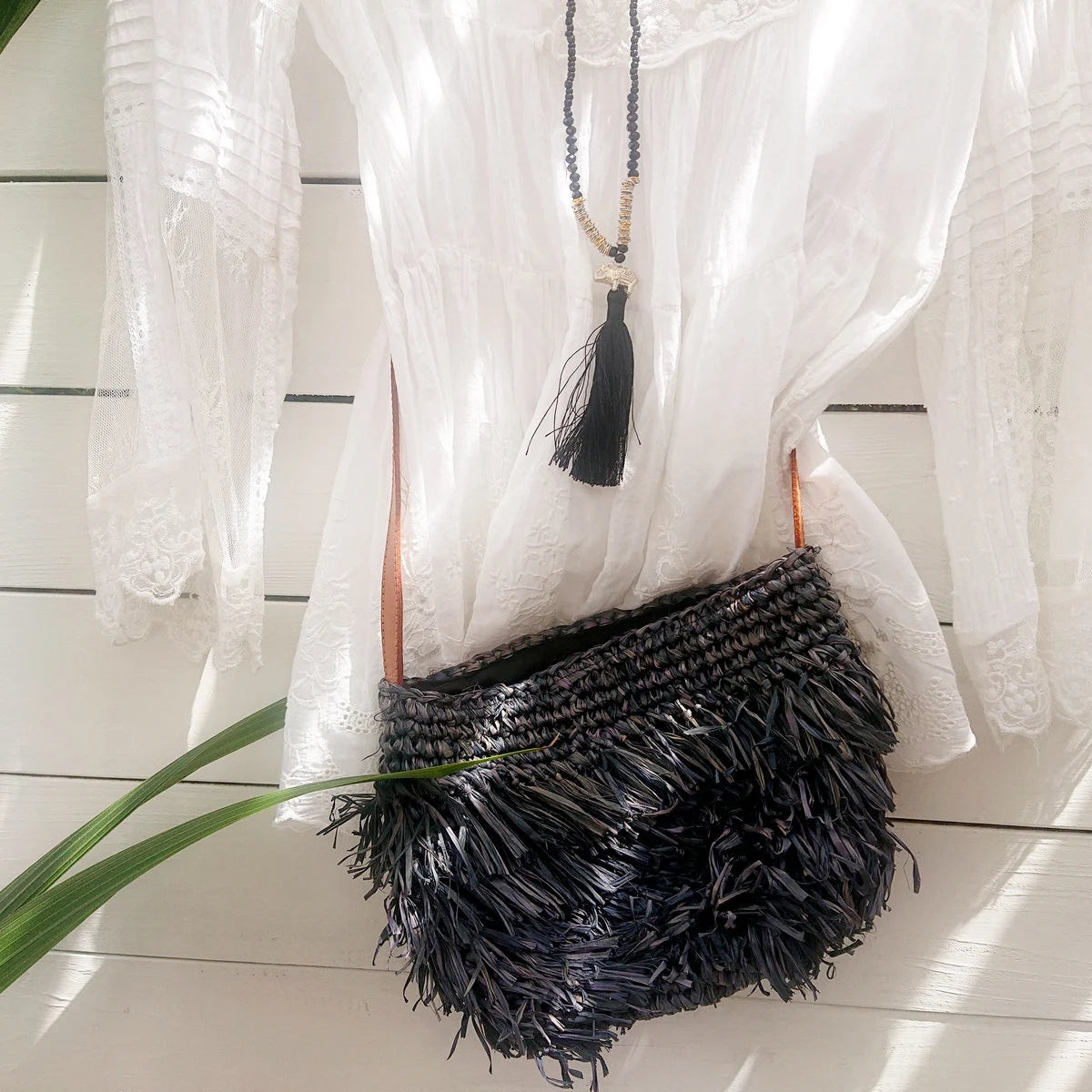 Clutch de Rafia con Flecos y Asa de Cuero - Colección Betty