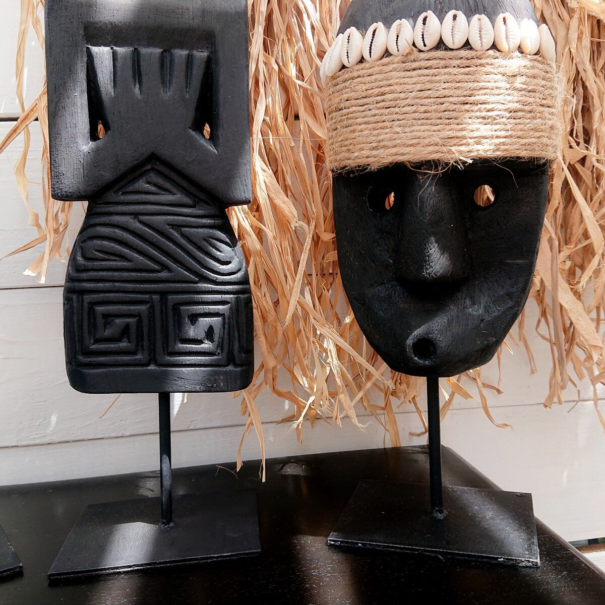 Máscara decorativa de madera negra