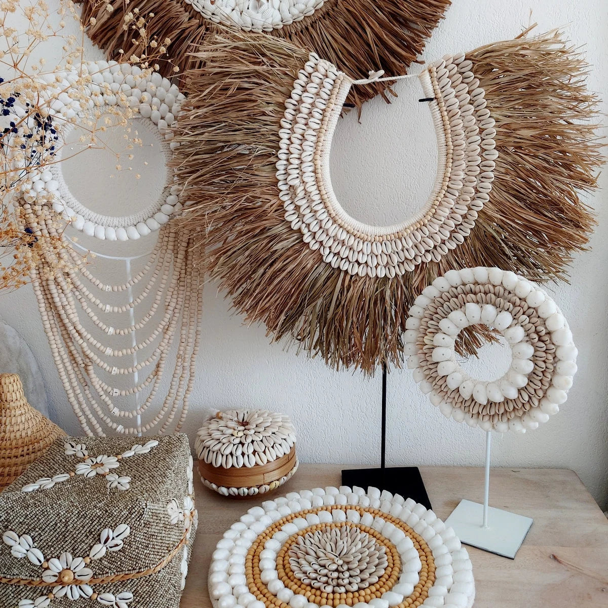 Collana decorativa in rafia e conchiglie