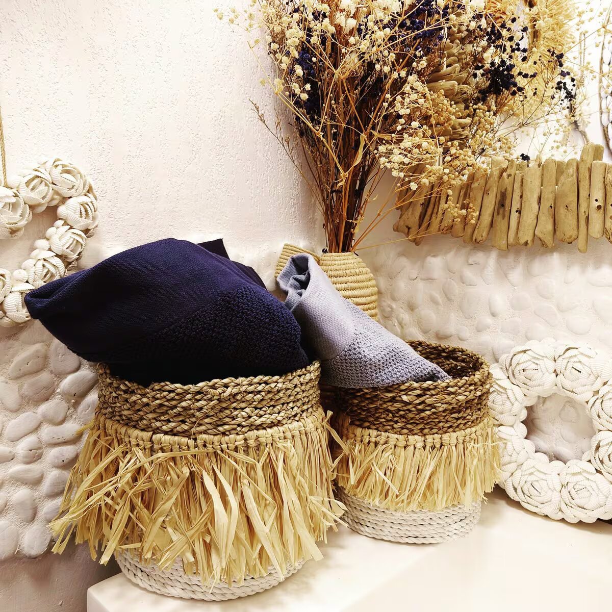 Runder Seegraskorb mit Bastfransen