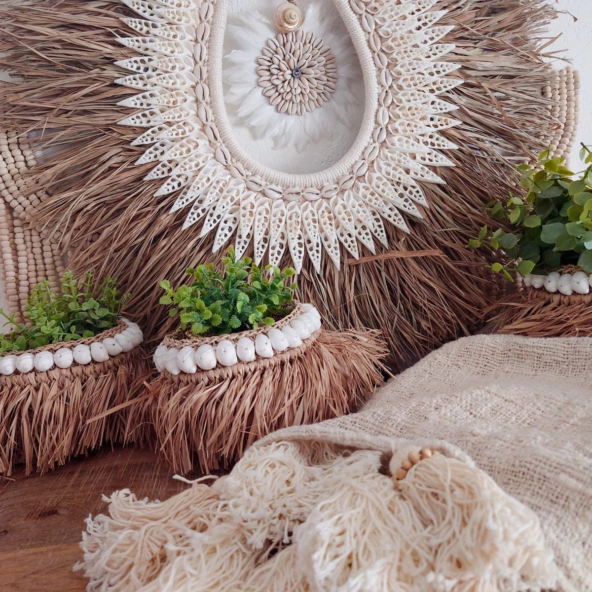 Dekorative Halskette aus Bast und Muscheln