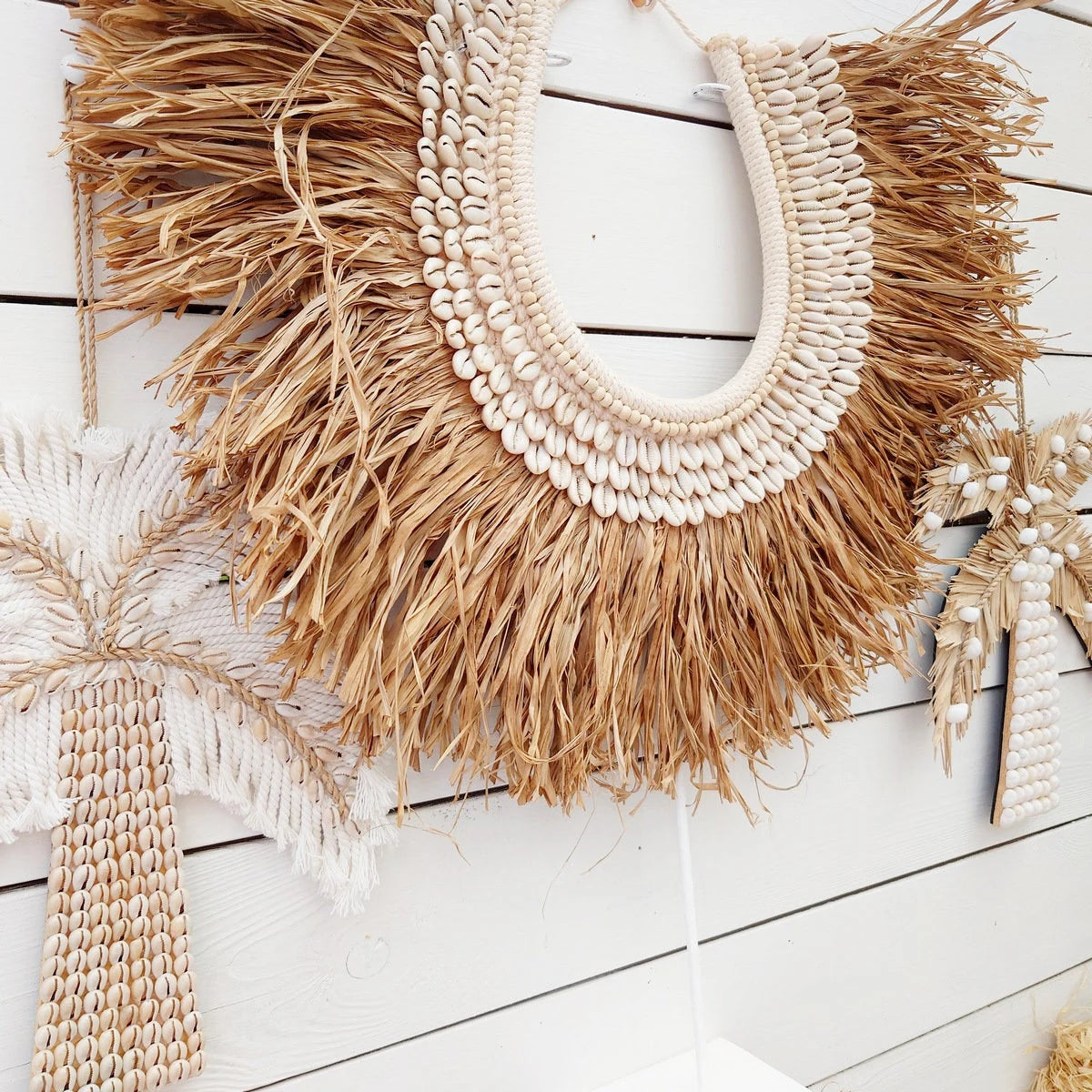 Collana decorativa in rafia e conchiglie