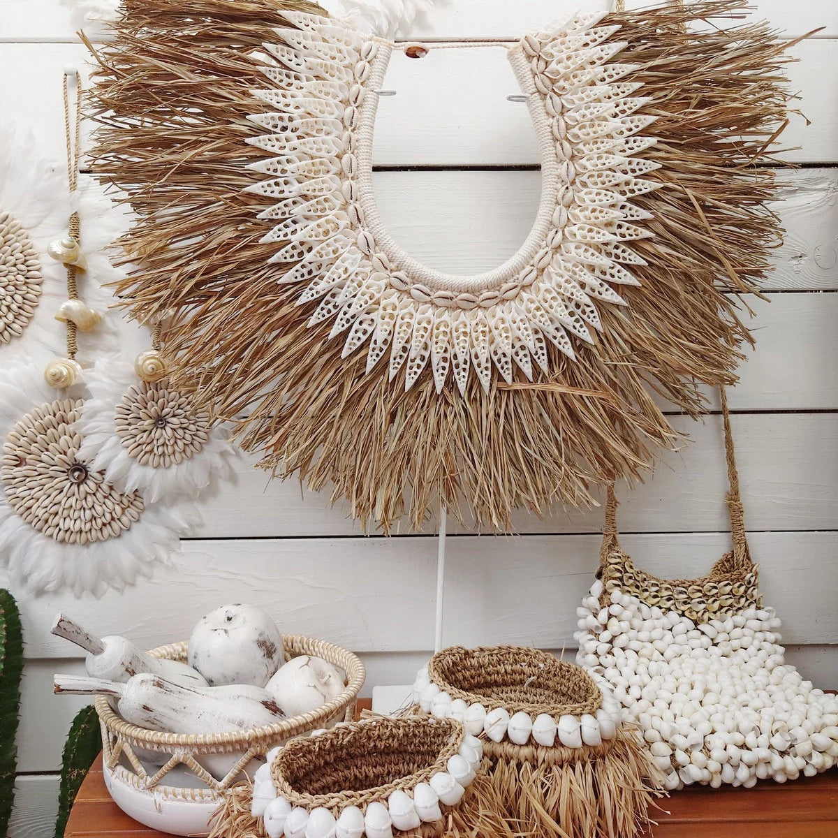 Dekorative Halskette aus Bast und Muscheln