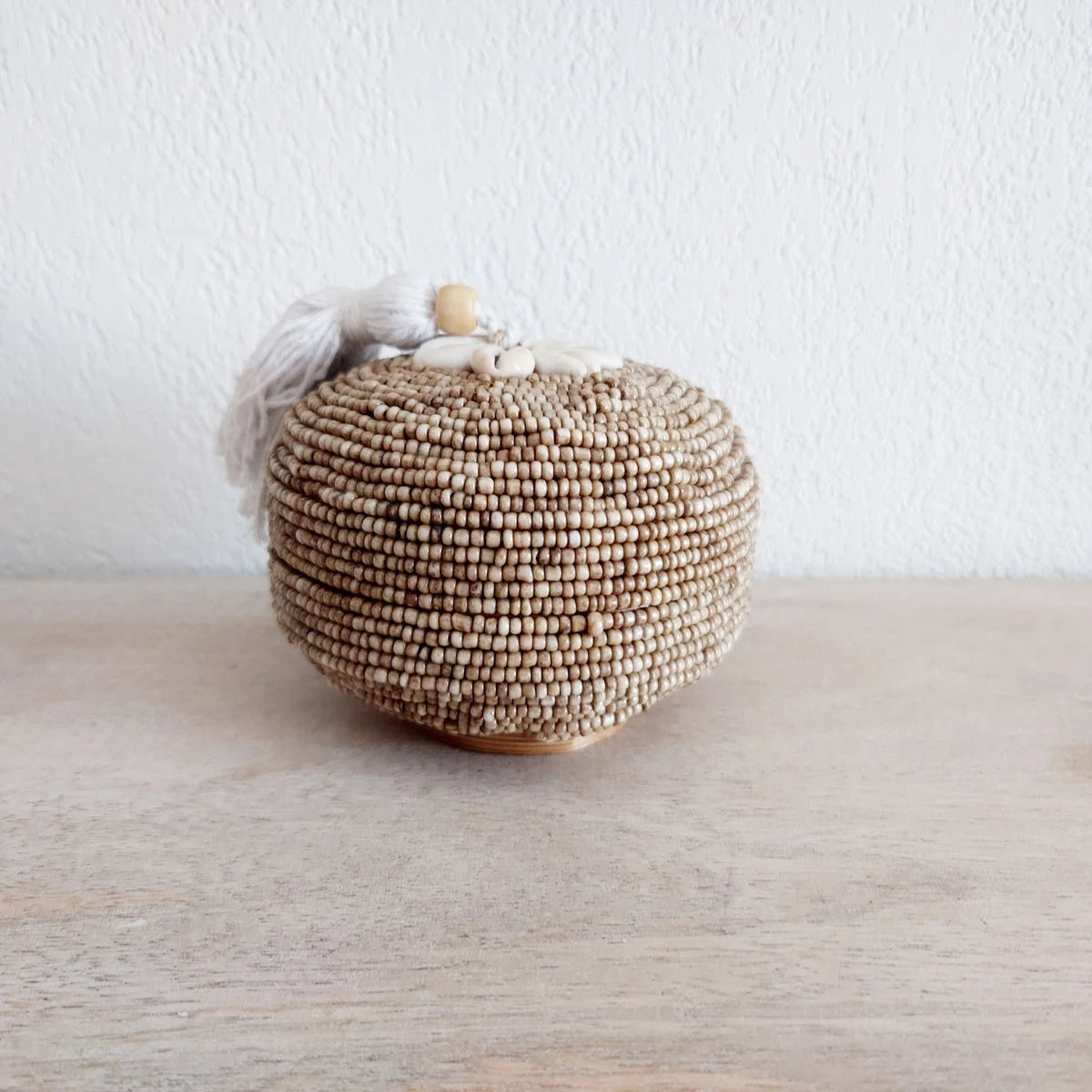 Scatola "Perla" in Bambù e Perle Beige con pompon D 11cm 🌿🐚