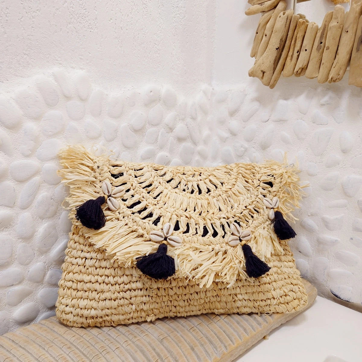 Sacchetto in rafia beige con pompon neri - Collezione Bona