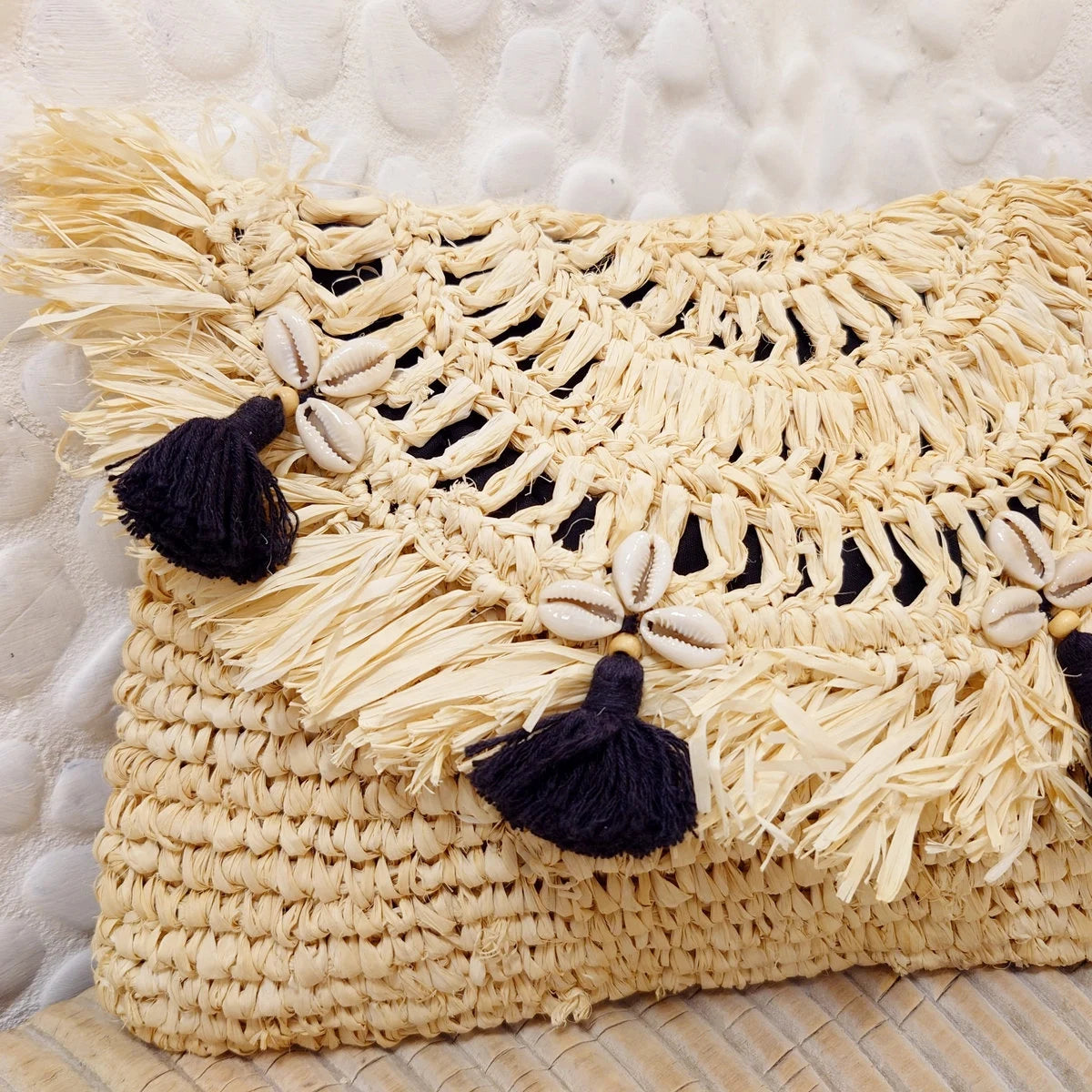 Sacchetto in rafia beige con pompon neri - Collezione Bona