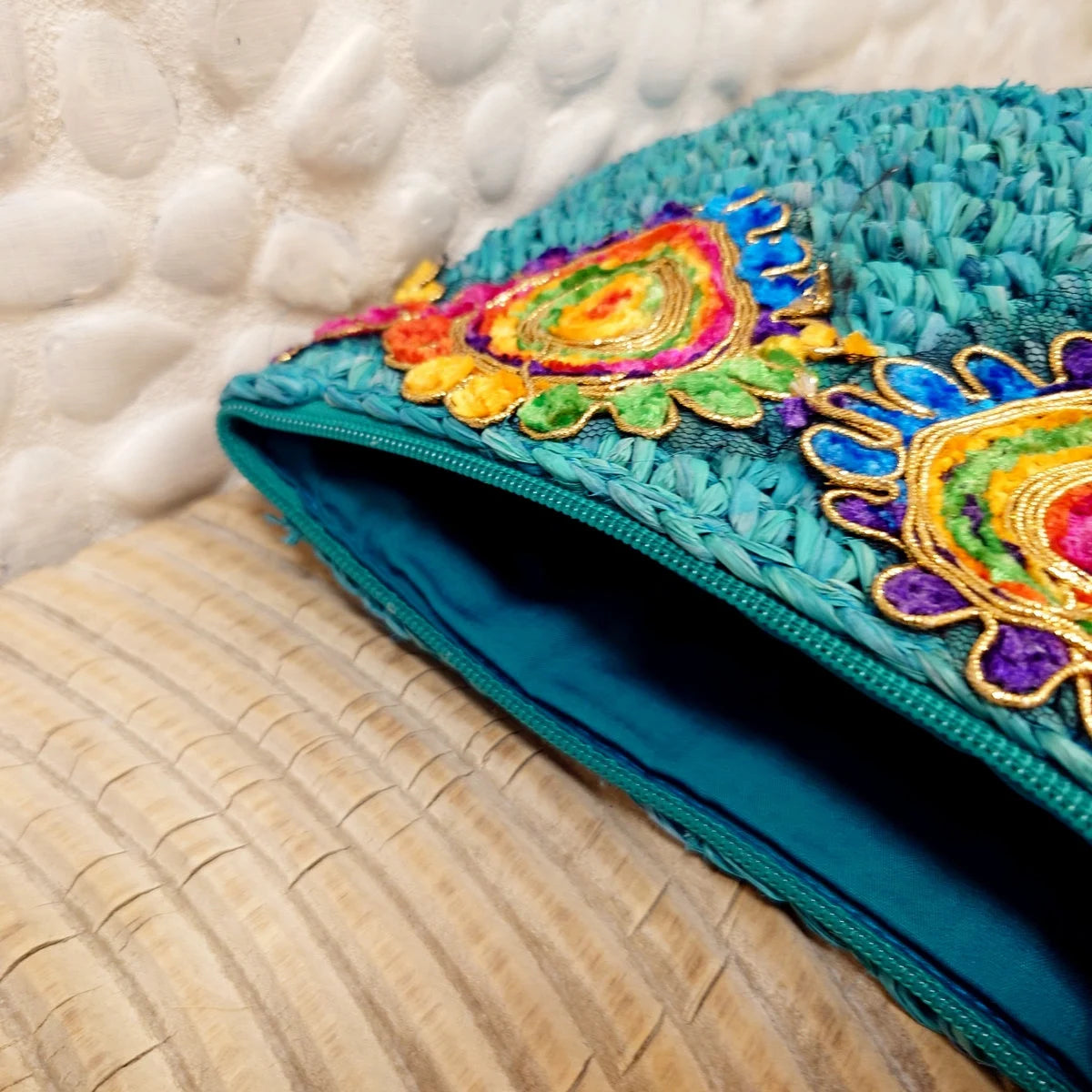 Pochette en Raphia Turquoise avec Galon Multicolore – Collection Bona