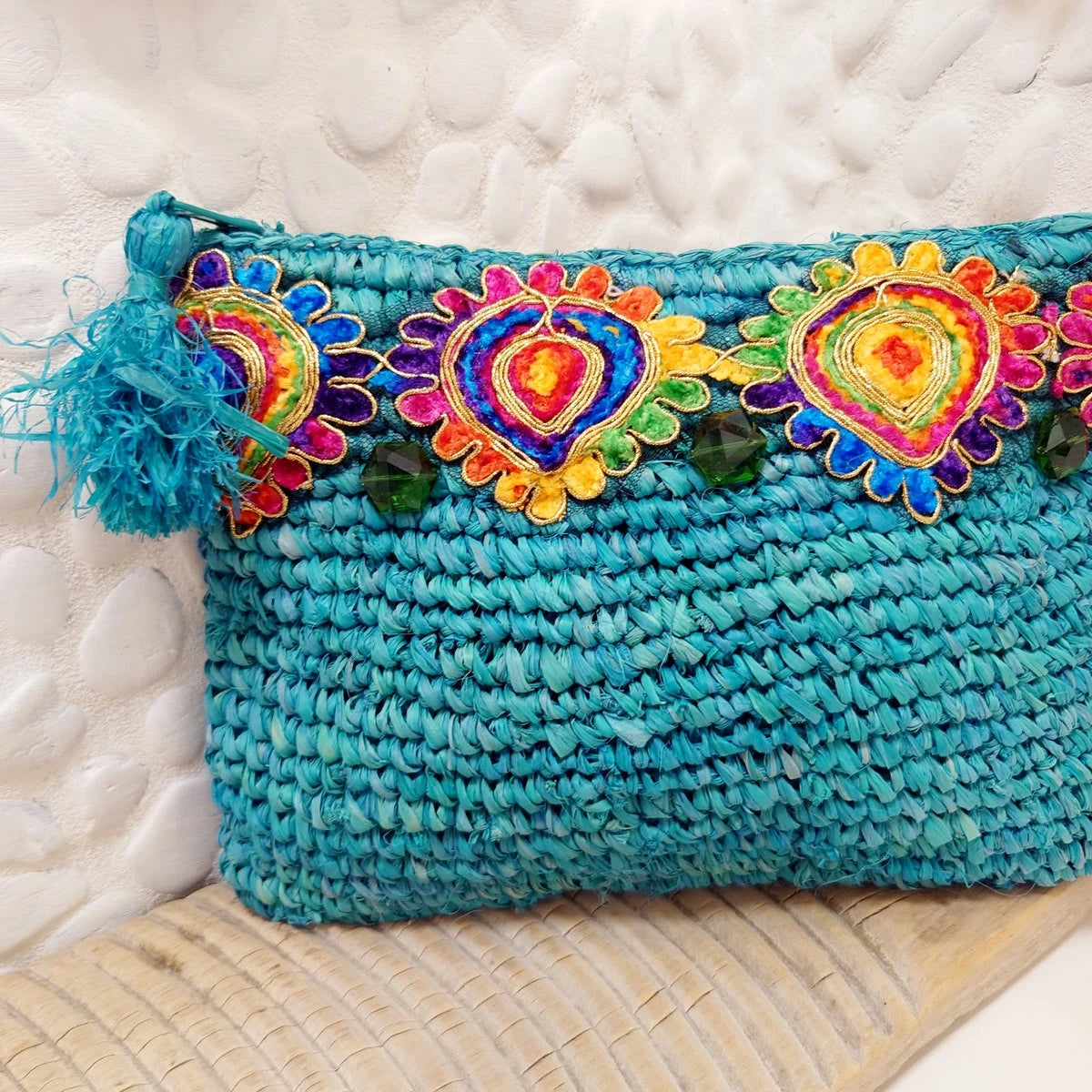 Pochette en Raphia Turquoise avec Galon Multicolore – Collection Bona