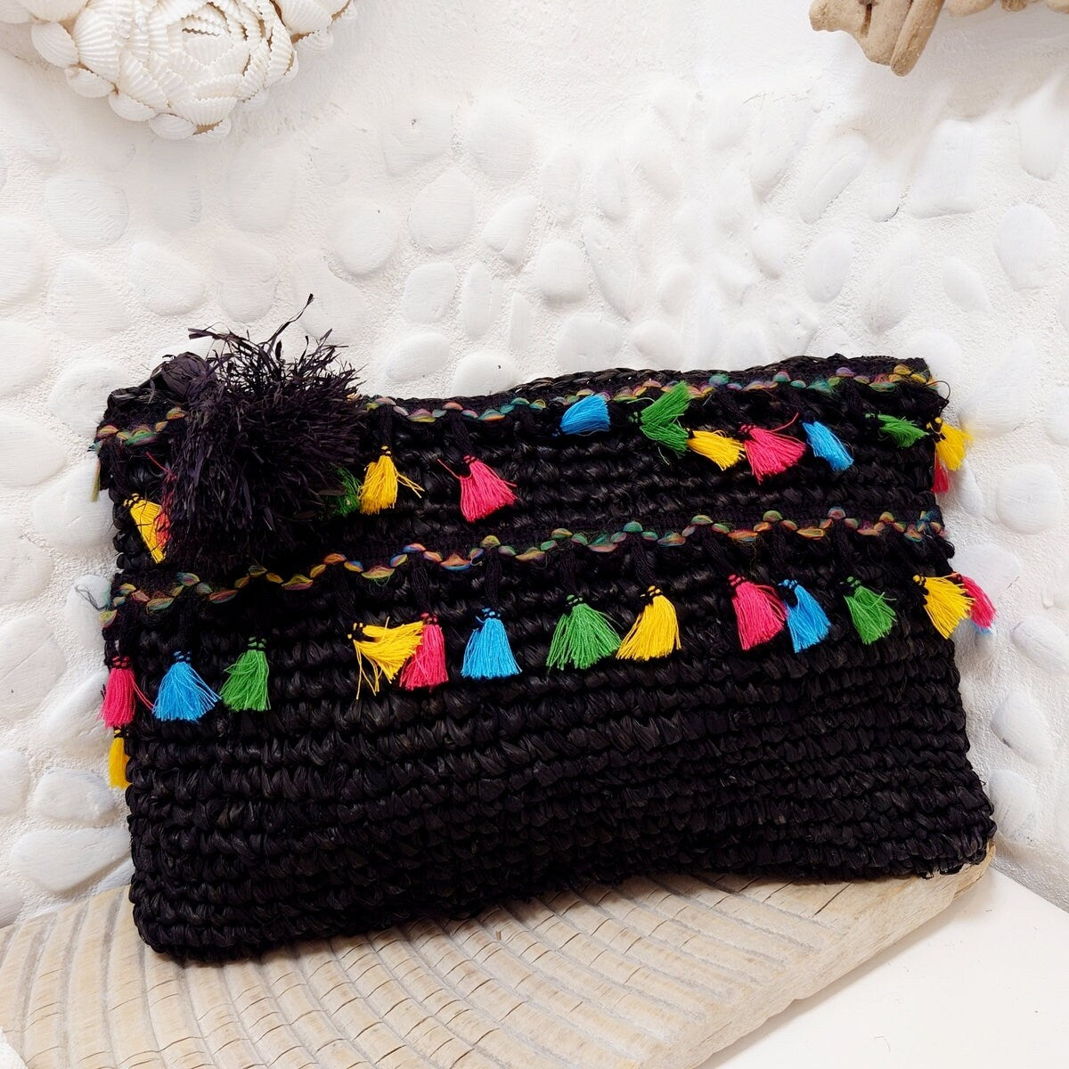 Pochette en Raphia avec Pompons Multicolores – Collection Bona