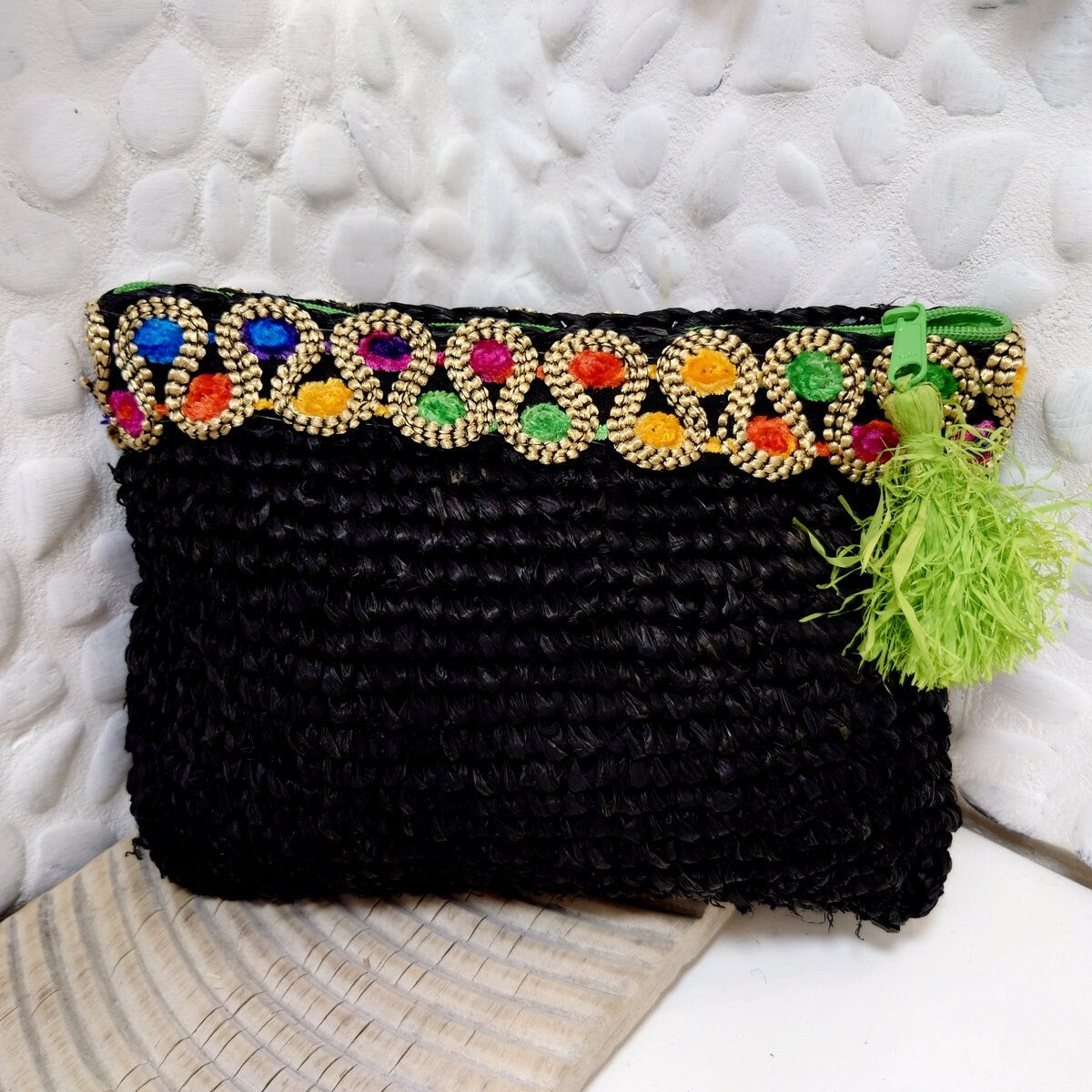 Pochette en Raphia Noir avec Galon Multicolore – Collection Bona