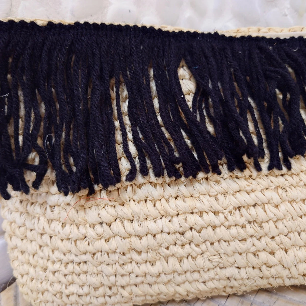 Borsa in rafia beige con frange nere – Collezione Bona