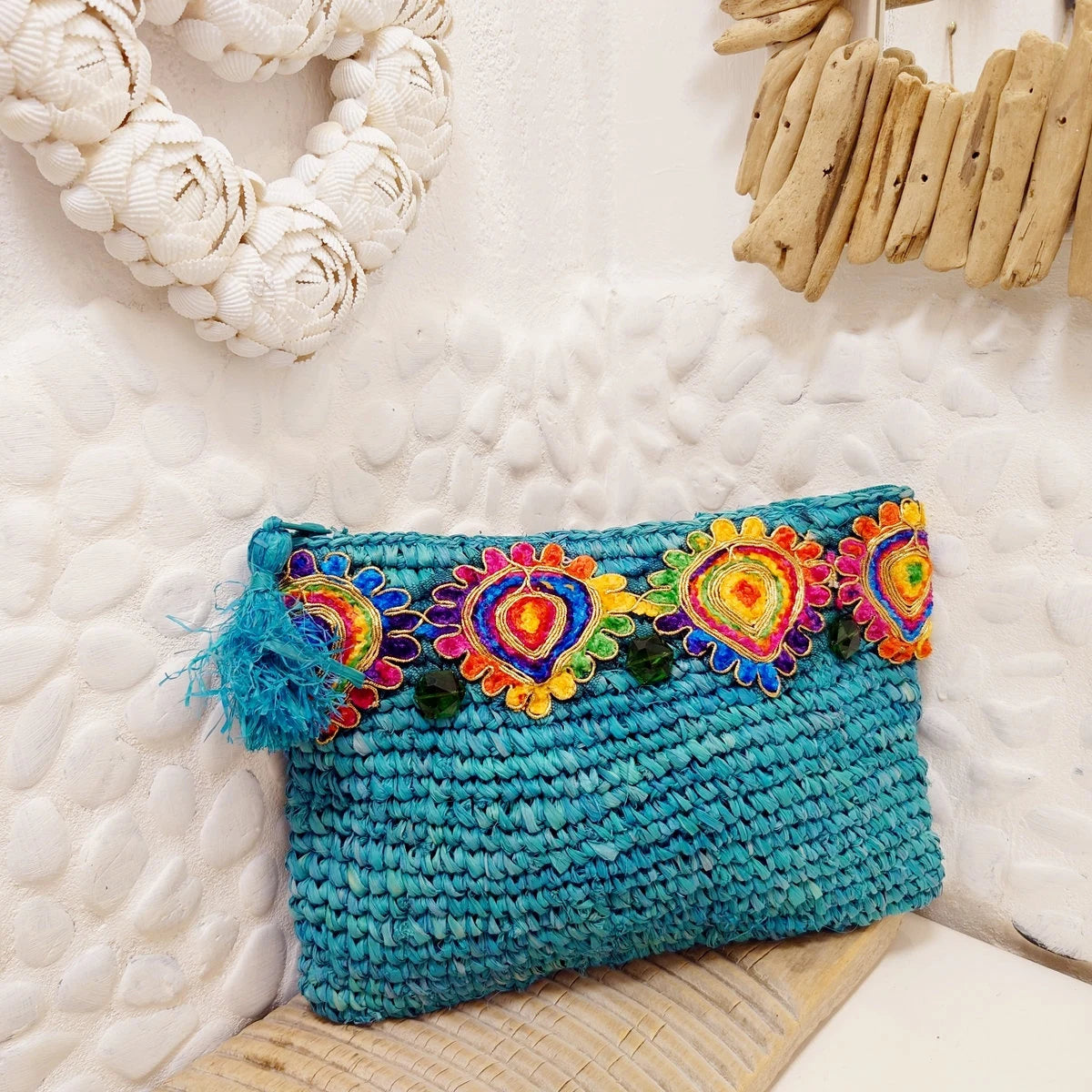 Pochette en Raphia Turquoise avec Galon Multicolore – Collection Bona