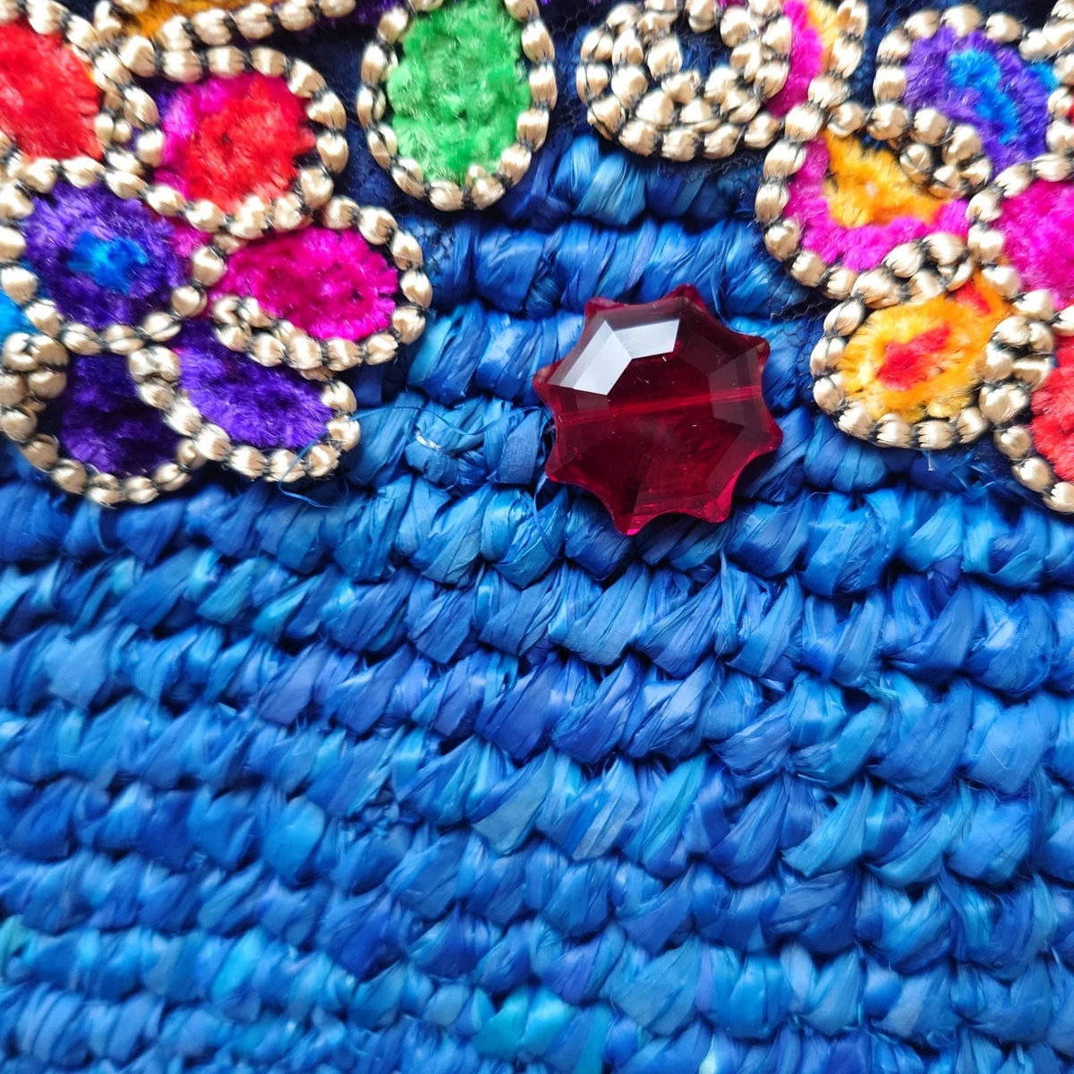 Borsa in rafia blu con treccia multicolore – Collezione Bona