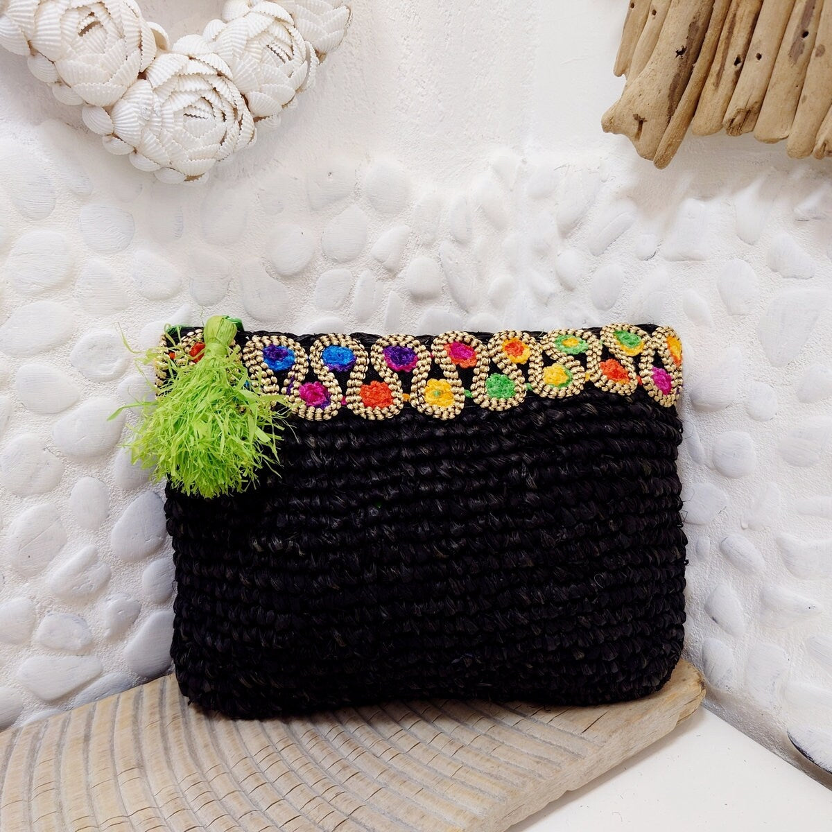 Pochette en Raphia Noir avec Galon Multicolore – Collection Bona