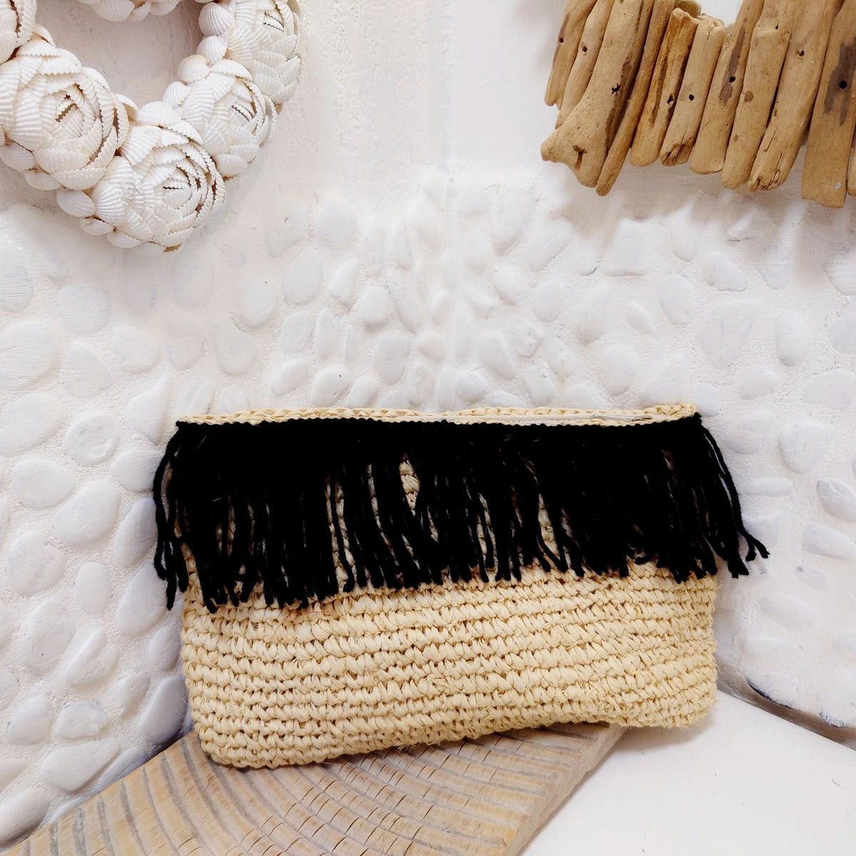 Borsa in rafia beige con frange nere – Collezione Bona
