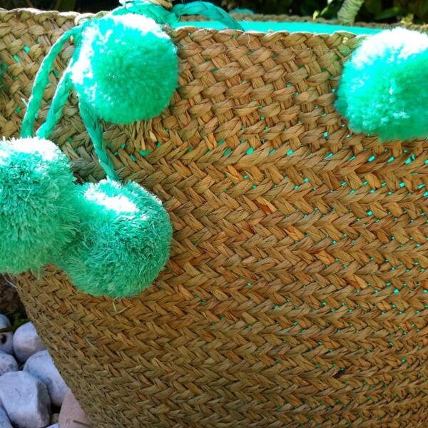 Türkisfarbener Strandkorb mit Pompoms – Bona-Kollektion