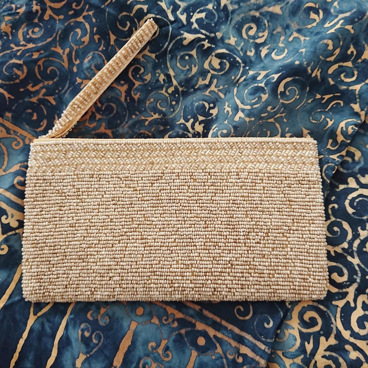 Beigefarbener Beutel mit Glasperlen - Lola-Kollektion