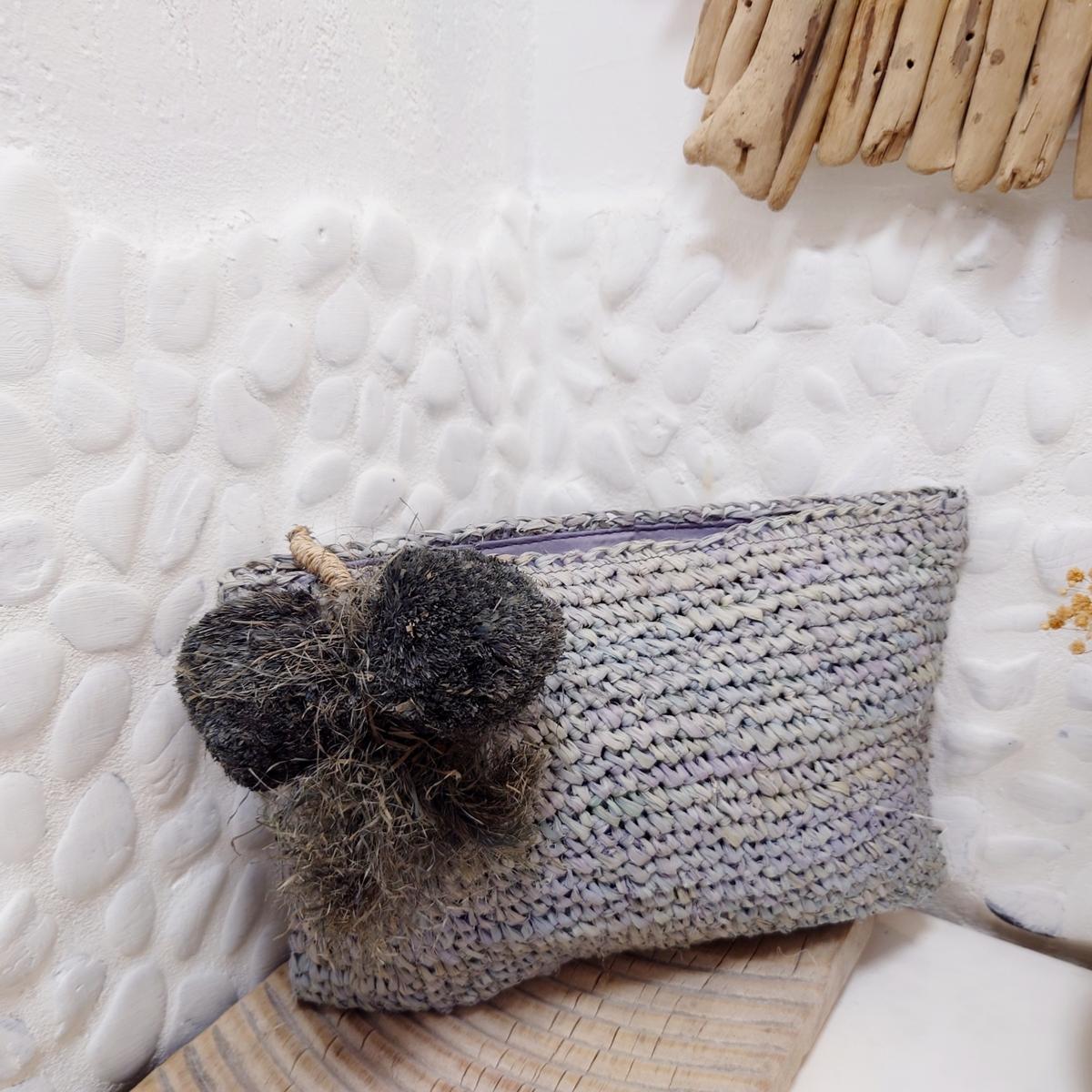 Bastbeutel mit Pompons