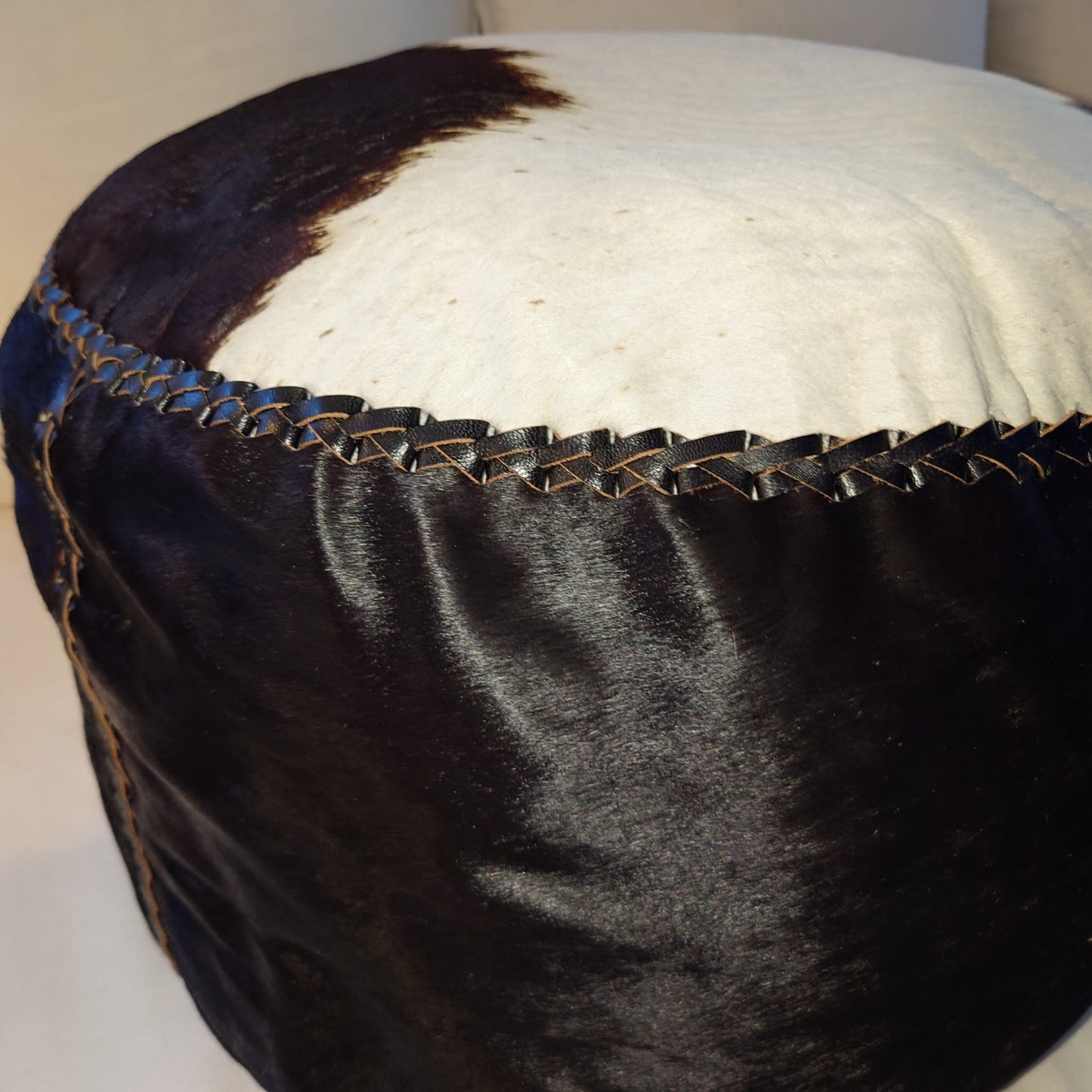 Pouf rond en peau de vache