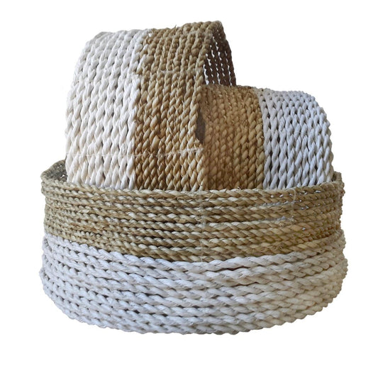 Cestini rotondi in erba marina, bianchi e beige