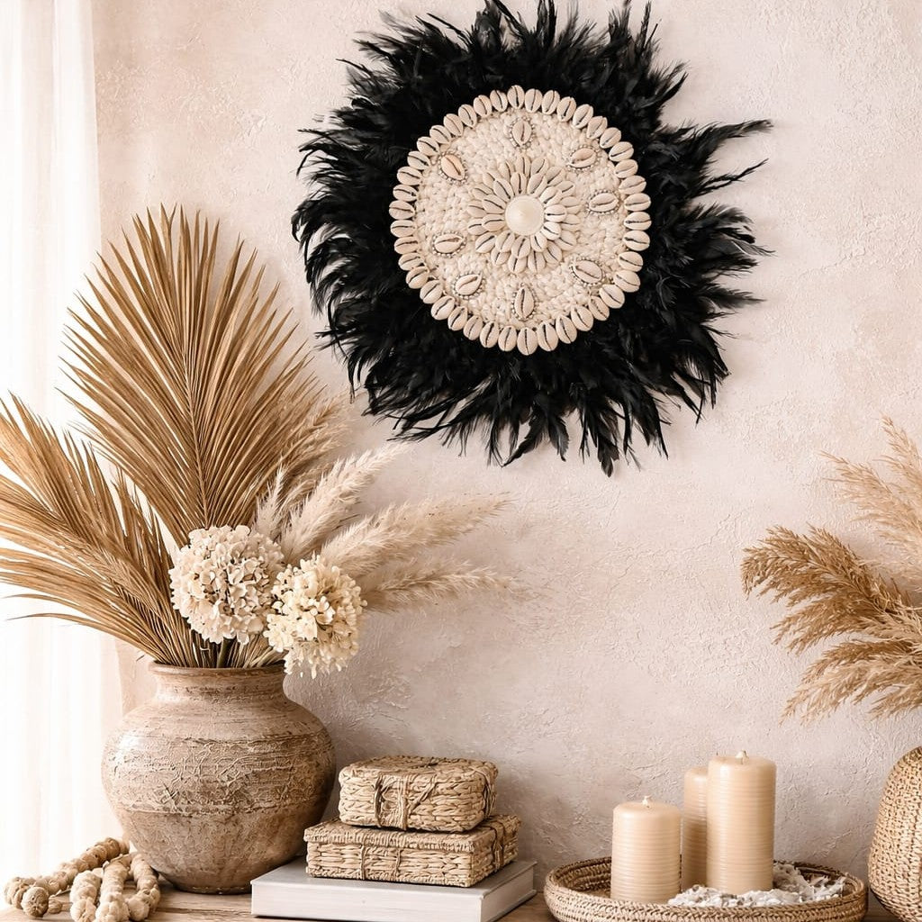 Décoration Murale en Plumes Noires et Coquillages Cauris