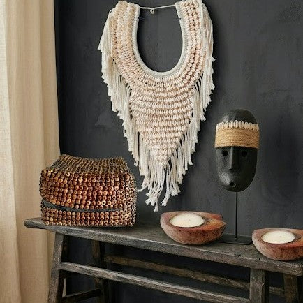 Collier Décoratif Allongé en Macramé et Coquillages